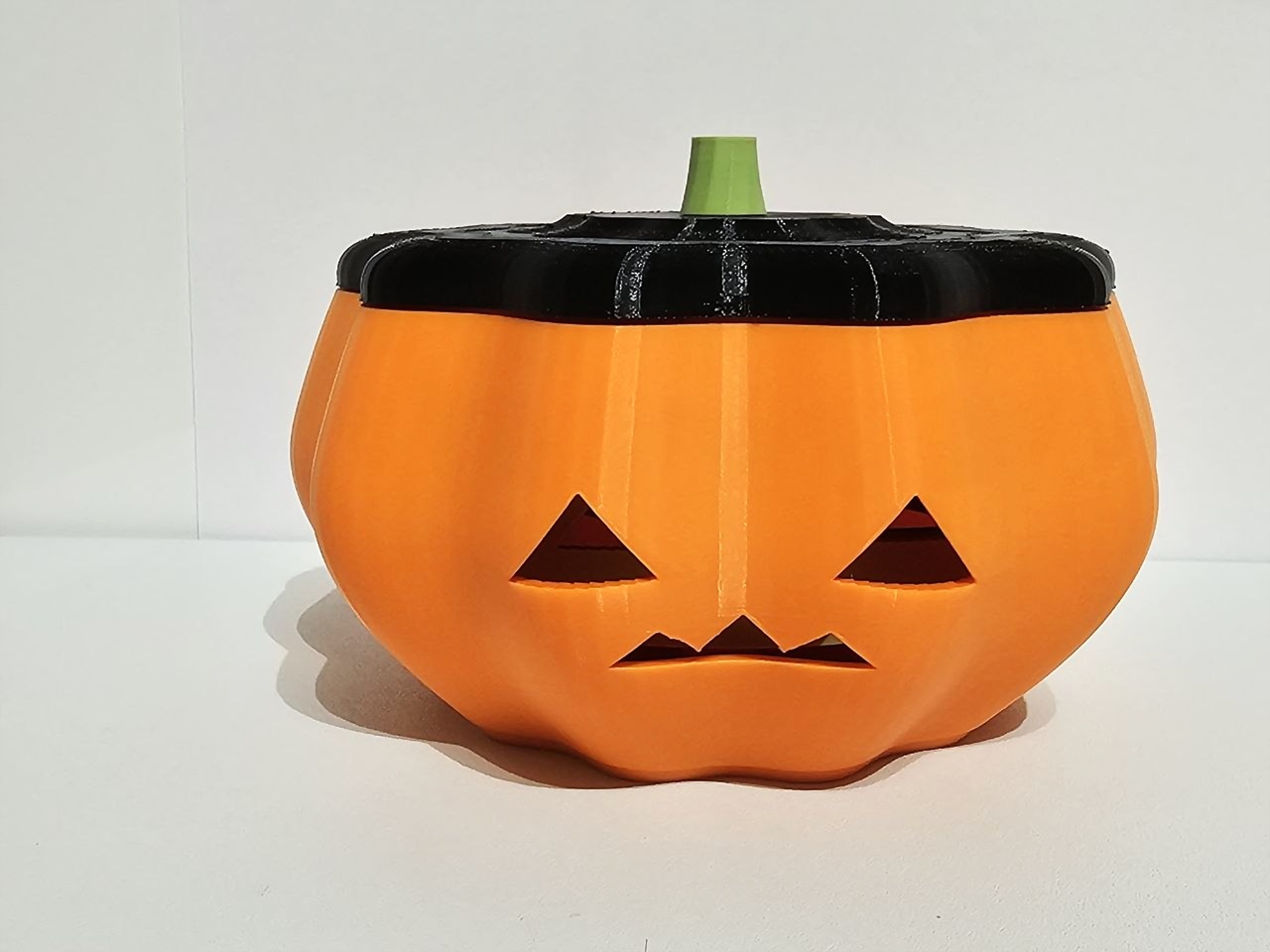 Pumpkin Box with Eye Shutter — turns with a dial