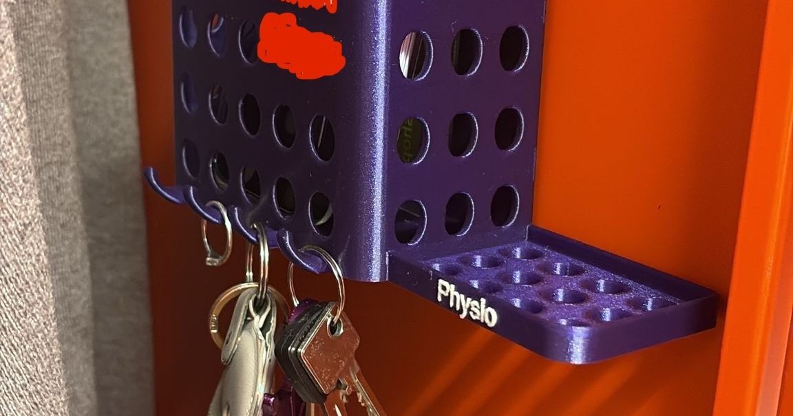 Organizador de pared — ganchos, bandeja y estante